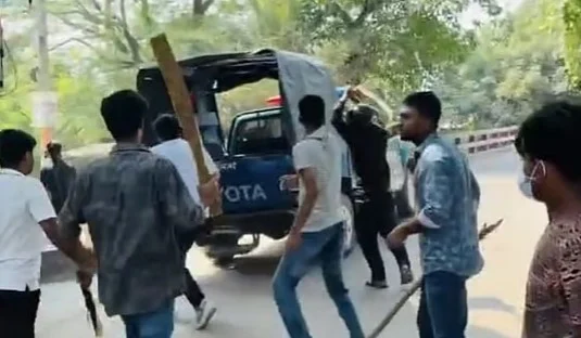 গোপালগঞ্জে পুলিশের গাড়িতে নিষিদ্ধ ছাত্রলীগ-যুবলীগের হামলা