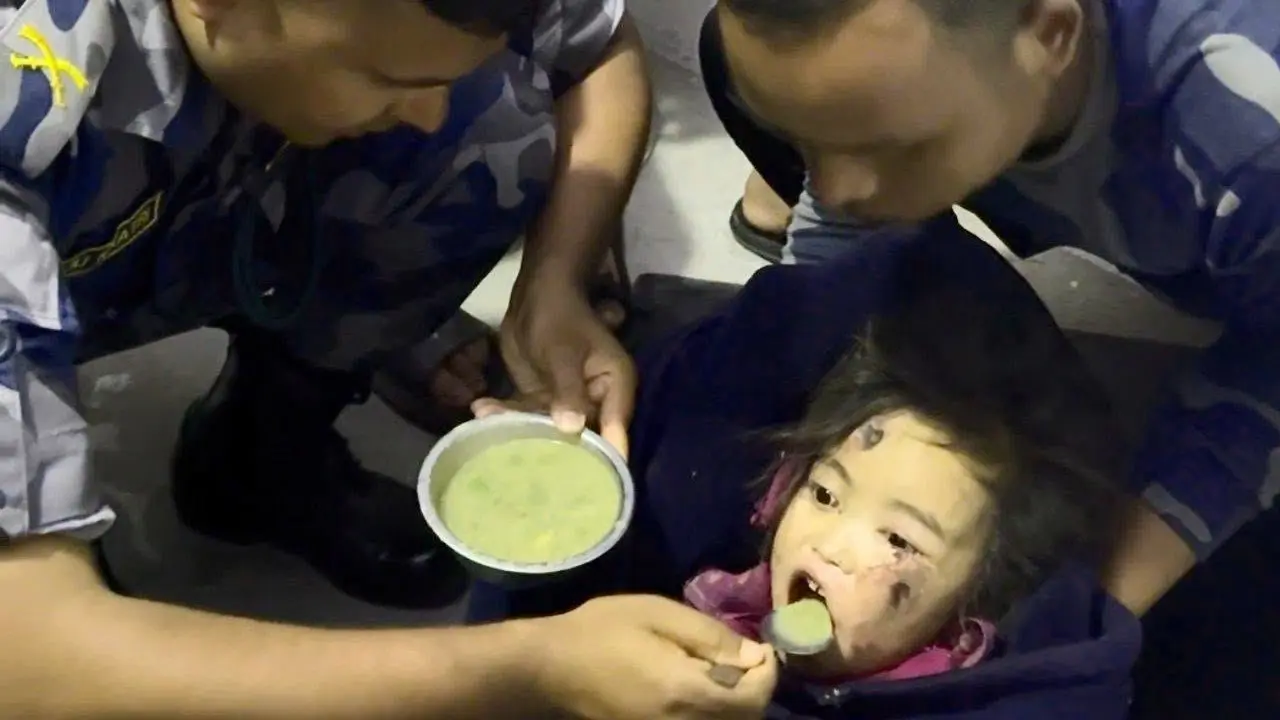 নেপালে বন্যার ধ্বংসস্তূপের নিচে ৩ দিন, জীবিত উদ্ধার ৬ বছরের শিশু