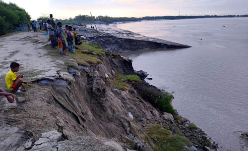 সাতক্ষীরায় নদীর বাঁধে ভাঙন রাতভর মেরামতের চেষ্টা