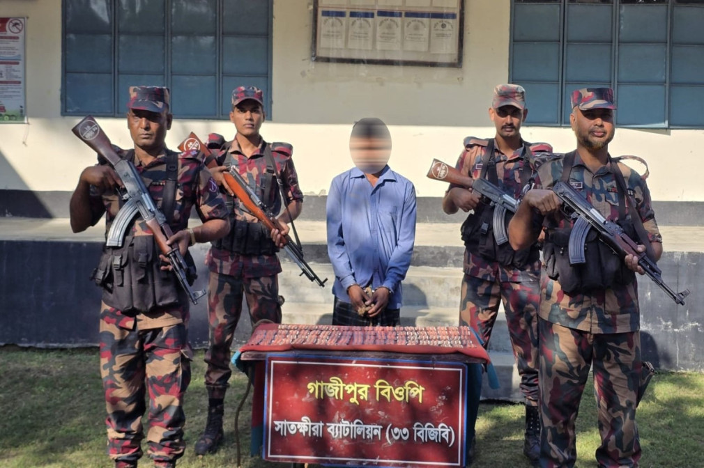 সাতক্ষীরা সীমান্তে ৬ লাখ ৭০ হাজার টাকার চোরাচালানি পণ্য জব্দ, আটক ১