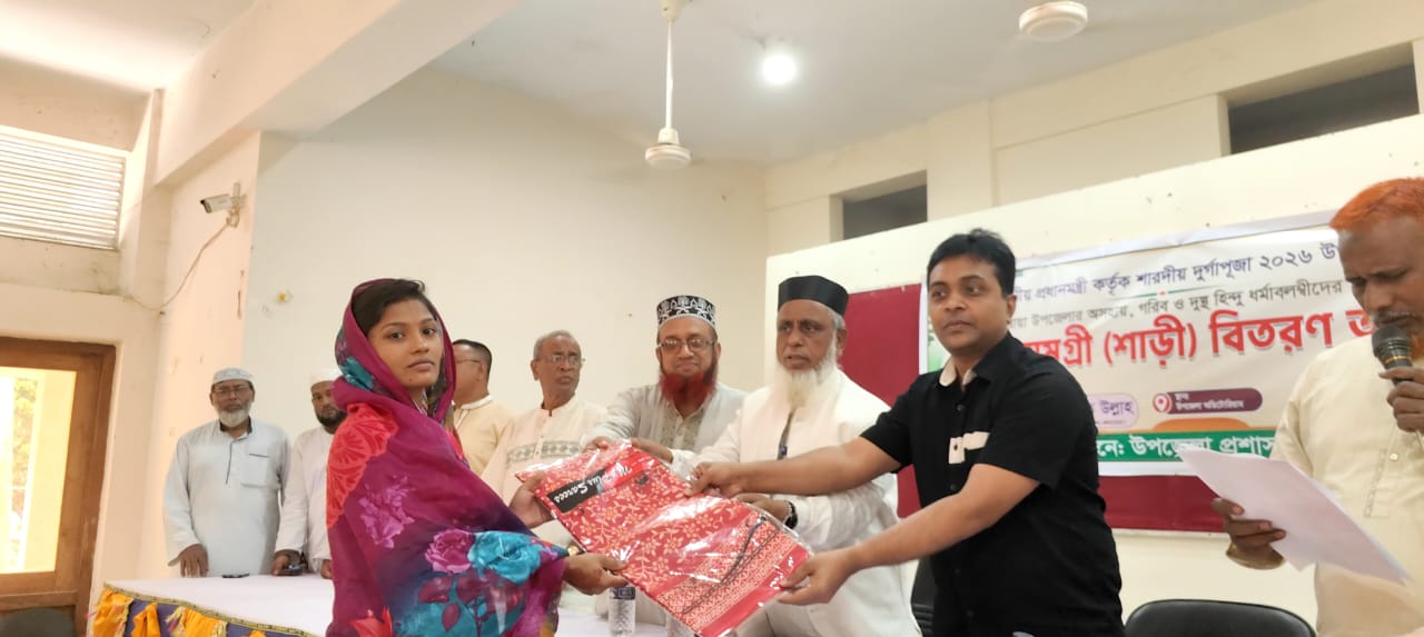 কলারোয়ায় অসহায় সনাতন ধর্মাবলম্বীদের মধ্যে শাড়ি বিতরণ