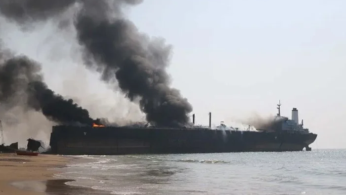 হরমুজ প্রণালির কাছে বাণিজ্যিক জাহাজে হামলা, ২৫ নাবিক উদ্ধার