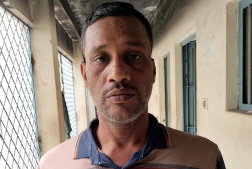 সাতক্ষীরা আদালতে পুলিশ কর্মকর্তাকে লক্ষ্য করে জুতা নিক্ষেপ আসামির